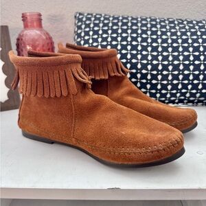 Suede Minnetonka moc fringe booties 7.5